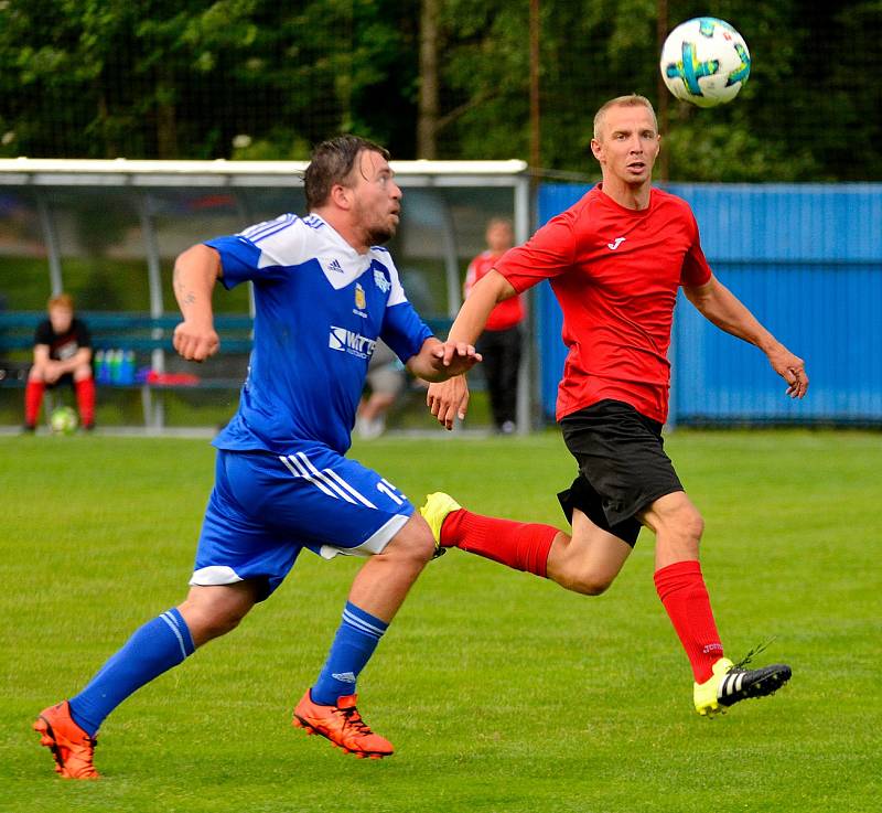 Fotbalisté Nejdku (v modrém) se loučili se sezonou domácí výhrou 4:3 nad Citicemi (V červeném).