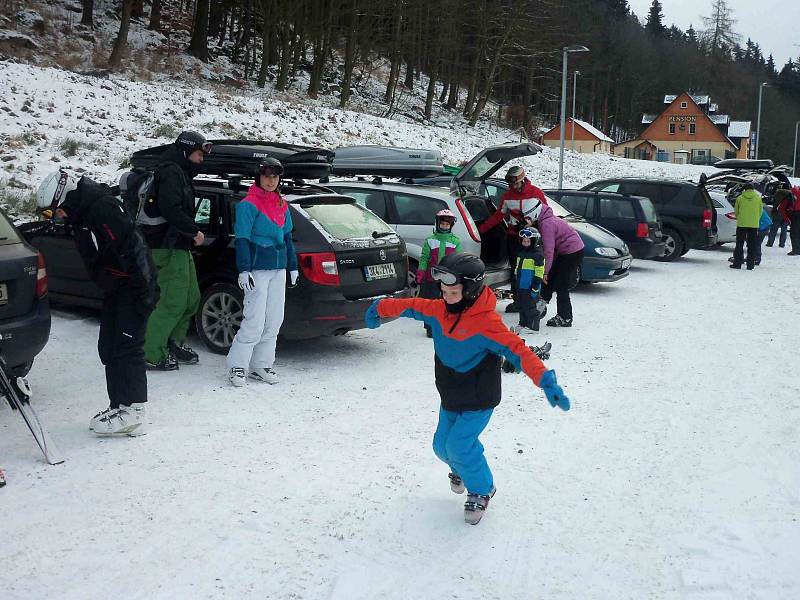 LYŽAŘI PŘIJÍŽDĚJÍCÍ do Skiareálu Plešivec ze směru od Karlových Varů mohou ve Pstruží využít parkoviště s veškerým zázemím a odtud se pak dopravit na sjezdovky jednou ze tří sedačkových lanovek. 