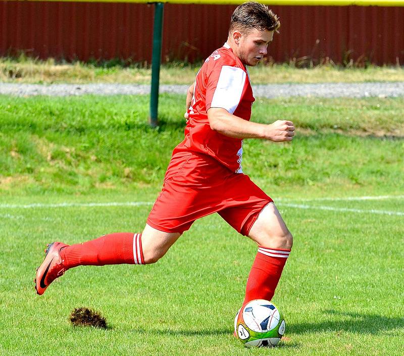 Gólovou přestřelku na dvorském stadionu nakonec ovládli v poměru 7:4 mladíci v trikotu béčka karlovarské Slavie, když přichystali první prohru týmu Trstěnic.