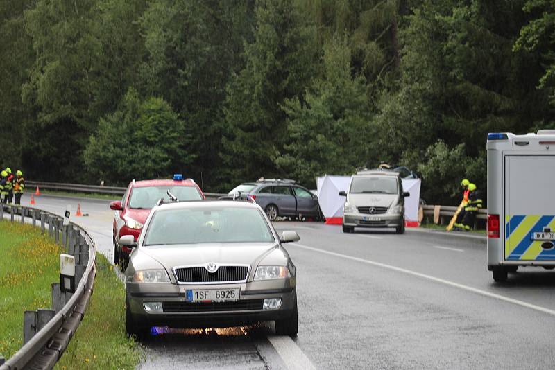 Tragická nehoda na silnici I/6 v úseku U Střelnice.