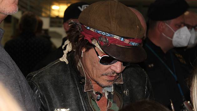 Johnny Depp opět rozdával autogramy a selfies, tentokrát na letišti při odletu domů.