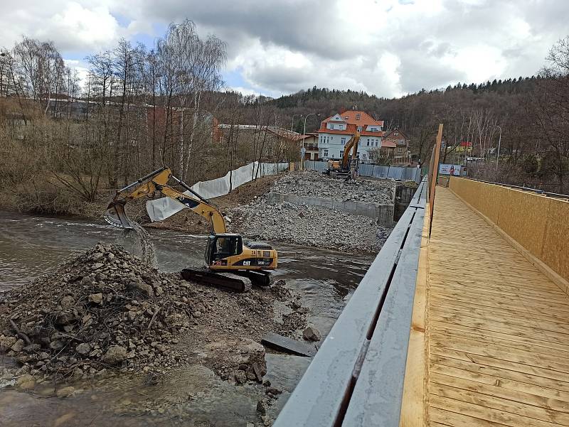 Demolice Dvorského mostu postoupila do další části - most už je tak kompletně zbourán. Bagry v současnosti rozebírají poslední zbytky pilířů přímo v řece. Nový most má být hotový na konci letošního roku.