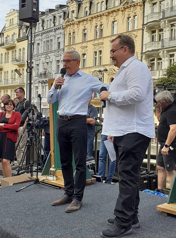 V Karlových Varech to žije. Filmový festival je v plném proudu, kulturní i gastronomické zážitky na každém rohu a co teprve závody ve stylu Vrchní prchni!