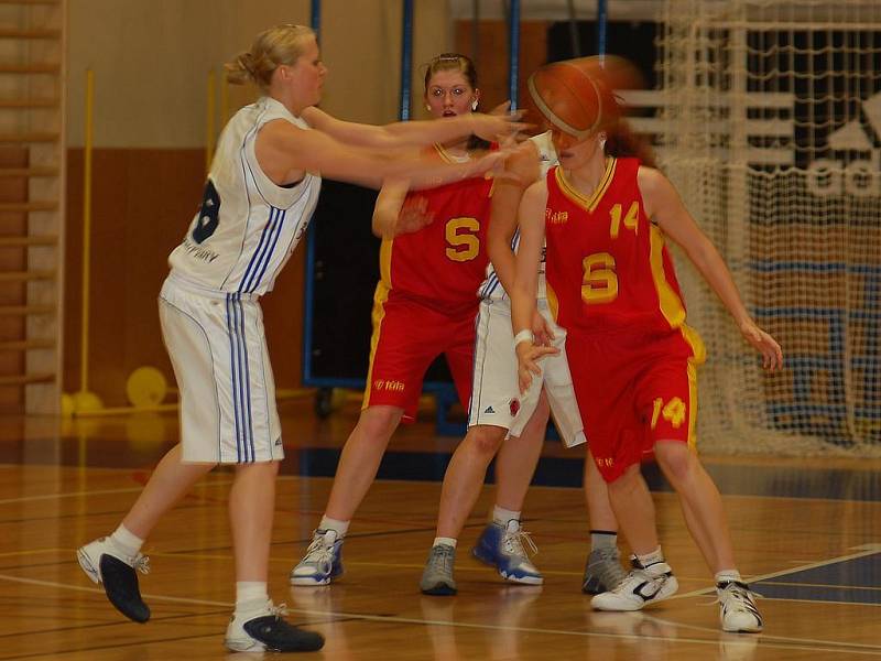 Rezerva karlovarské Lokomotivy dokázala porazit Basketbalovou akademii Sparta Praha a s přehledem si poradila i s Litoměřicemi. Tyto dvě výhry posunuly Karlovaračky do II. ligy.