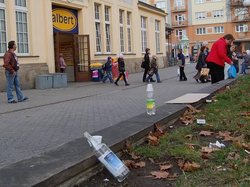 Před karlovarskou Městskou tržnici bylo před pár dny umístěno zábradlí, které zamezí vysedávání lidí před tímto supermarketem. Stav před instalací zábradlí.