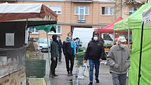 Farmářské trhy s regionálními výrobky jsou v Karlových Varech velmi populární. Stále se musí ale ovšem dodržovat veškerá pravidla a omezení.