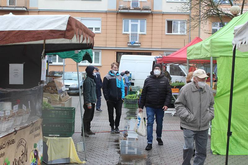 Farmářské trhy s regionálními výrobky jsou v Karlových Varech velmi populární. Stále se musí ale ovšem dodržovat veškerá pravidla a omezení.