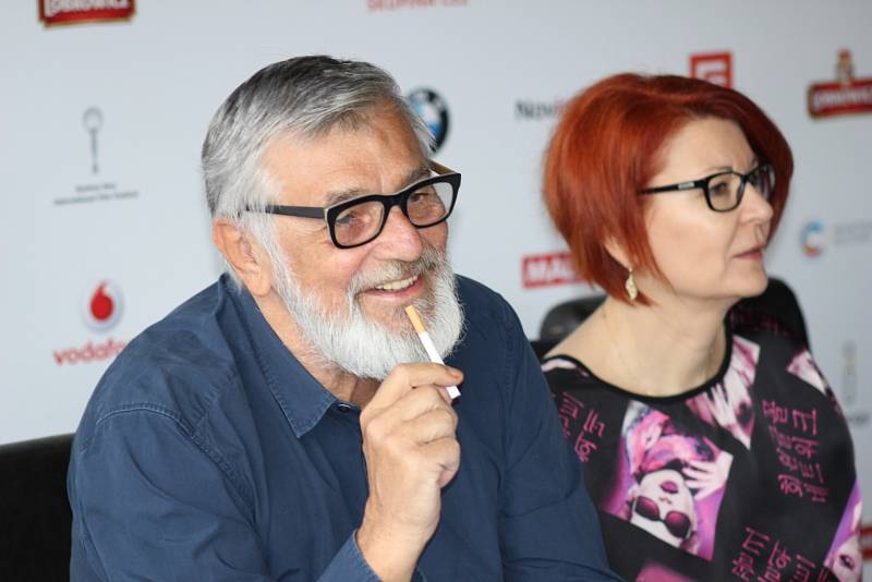 Na poslední tiskové konferenci před zahájením 52. ročníku Mezinárodního filmového festivalu představilo novinky festivalové vedení v čele s prezidentem Jiřím Bartoškou. V Karlových Varech pak vrcholí přípravy na zahájení festivalu.