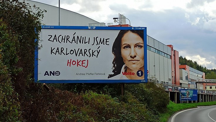 Předvolební billboard ANO před KV Arenou.