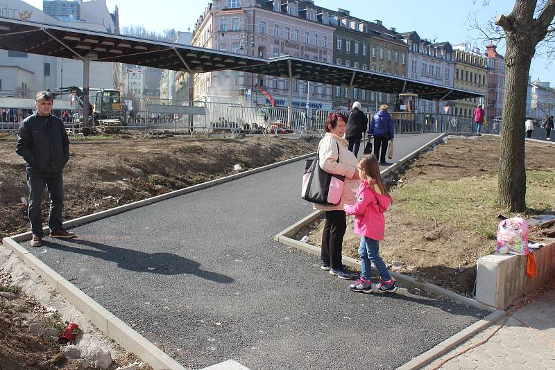 Rekonstrukce autobusového nádraží městské hromadné dopravy v Karlových Varech má skončit už 15. května.