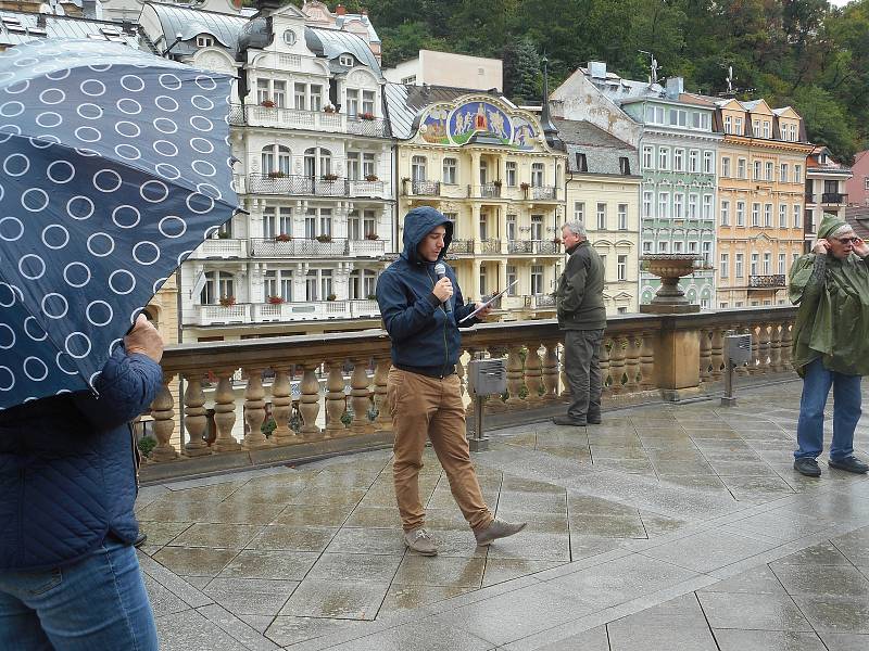 Kancelář architektury města Karlovy Vary podnikla v pondělí i za nepříznivého počasí komentovanou prohlídku městem, která měla několik zastavení. Hlavní téma byl možný zápis lázeňského trojúhelníku na seznam UNESCO.