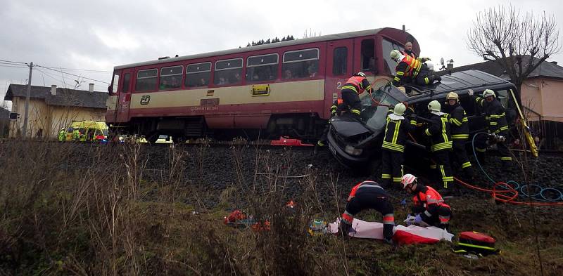 U Tepličky se střetl vlak s autem. Na místě je několik zraněných