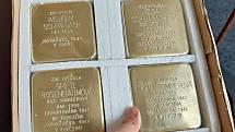 Stolpersteine v kraji vytváří sám autor projektu, německý umělec Gunter Demnig.V současné podobě, kterou umělec tvoří od roku 1995, je najdeme ve více než 22 zemí Evropy.