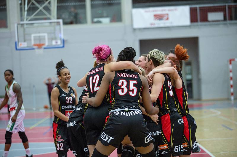 Finálový zápas finálového turnaje českého poháru basketbalistek v Karlových Varech, KP Brno  (v zelenobílém) - Sokol Nilfisk Hradec Králové