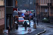 Zásah hasičů u výbuchu a následného požáru v Karlových Varech - Drahovicích