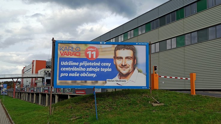 Předvolební billboard Karlovaráků před KV Arenou.