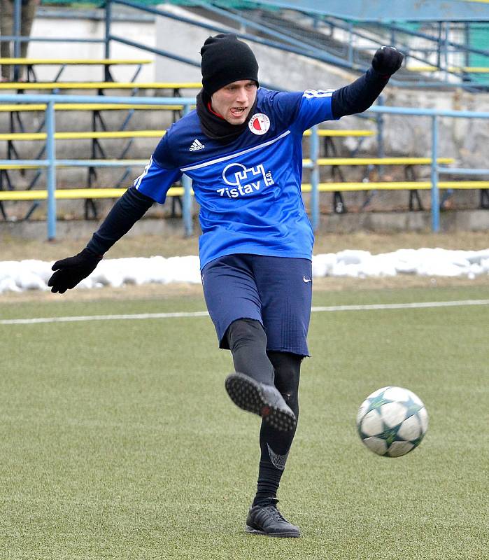 Karlovarská Slavia se loučila se zimní přípravou nerozhodným výsledkem 2:2 s týmem Tachova (v bílém).