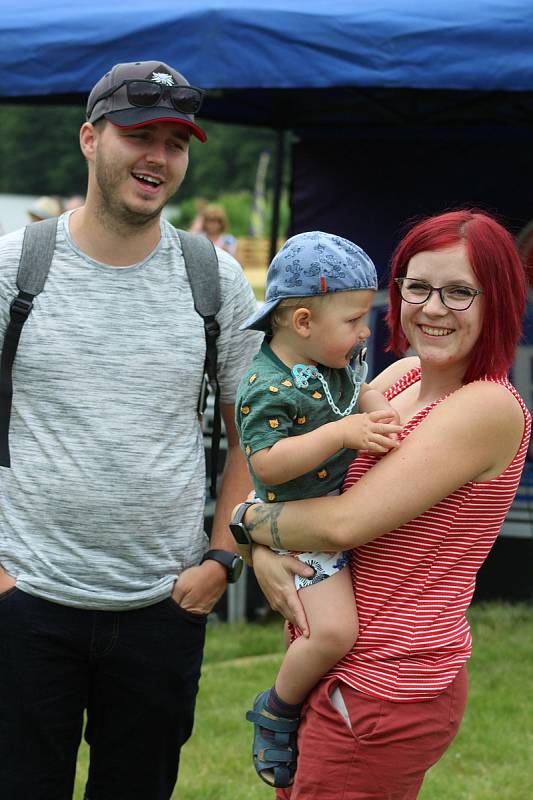 Velice bohatý program nabídl 12. ročník Rock In Roll, který se v sobotu konal v Nové Roli. Zatímco večer patřil dospělákům a rockovým kapelám, odpoledne si to užívaly rodiny s dětmi.