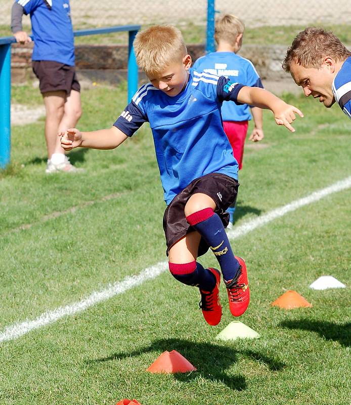 Nejdek žil po celý týden fotbalovým kempem Josefa Hamouze Nejdek – Pět dní. Tak dlouho trval na nejdeckém stadionu premiérový fotbalový kemp Josefa Hamouze, tedy nejdeckého odchovance a například mistra ligy v dresu Slovanu Liberec. Kempu se zúčastnilo ce