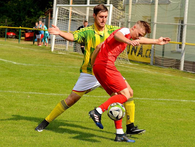 Gólovou přestřelku na dvorském stadionu nakonec ovládli v poměru 7:4 mladíci v trikotu béčka karlovarské Slavie, když přichystali první prohru týmu Trstěnic.