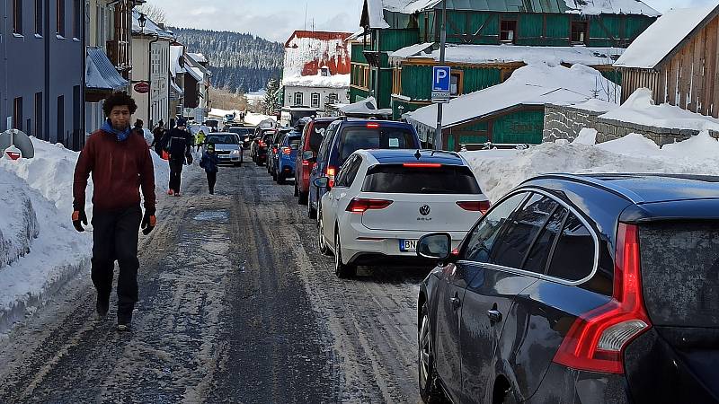 Městečko Boží Dar se kvůli velkému náporu turistů občas nevyhne dopravním komplikacím.