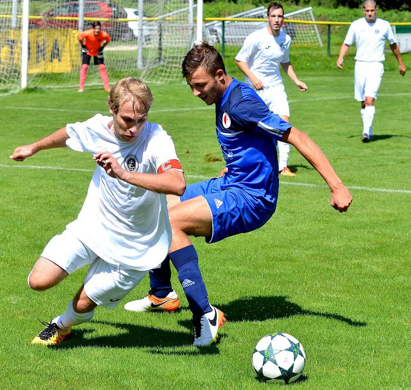 Karlovarská Slavia (v modrém) obstála v generálce, kterou vyhrála 2:0 nad Chomutovem (v bílém).