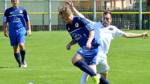 Karlovarská Slavia (v modrém) obstála v generálce, kterou vyhrála 2:0 nad Chomutovem (v bílém).