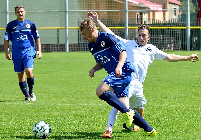 Karlovarská Slavia (v modrém) obstála v generálce, kterou vyhrála 2:0 nad Chomutovem (v bílém).