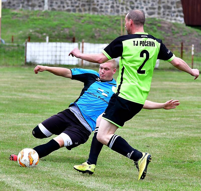 Fotbalisté Kyselky (v modrém) v úvodním kole III. třídy porazily Počerny 3:1.