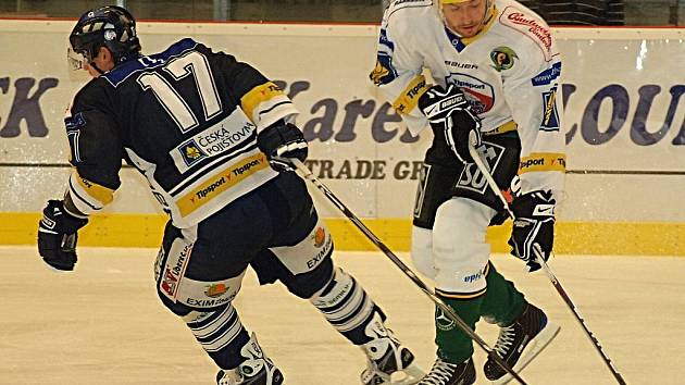 Hokejisté Energie Karlovy Vary (v bílém) porazili v prvním utkání Tipsport Cupu Liberec 4:2.