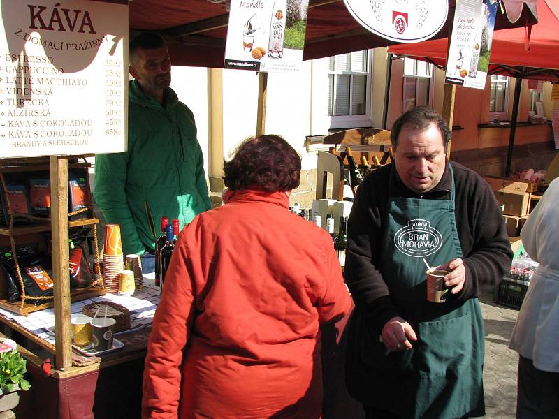 Sezona karlovarských farmářů začala. Jejich výrobky můžete zase okoušet každý měsíc 