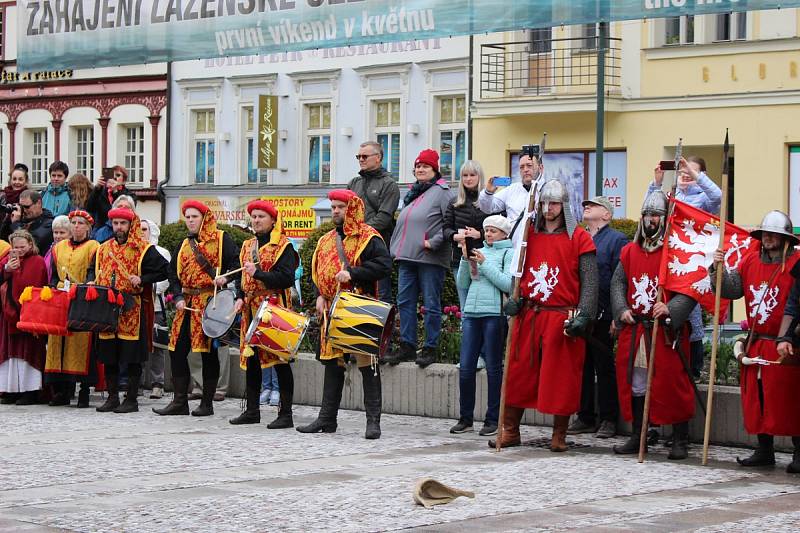 Zahájení 662. lázeňské sezony v Karlových Varech mělo na programu žehnání pramenů i průvod Karla IV. městem