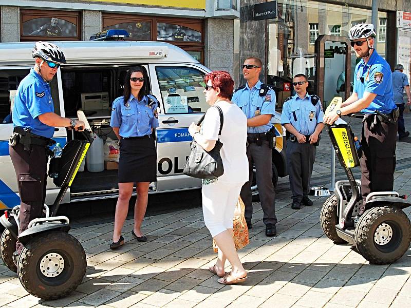 FILMOVÝ FESTIVAL byl náročný pro policisty i městské strážníky. Jubilejní ročník byl ale vcelku klidný a k vážným událostem nedošlo. Návštěvníkům akce bylo k dispozici mobilní komunikační a informační centrum Policie ČR a MP Karlovy Vary.