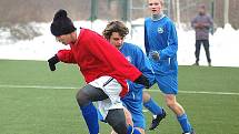 Dorost FK Ostrov (v červeném) deklasoval v prvním kole zimního turnaje dorost Vojkovic pětibrankovým přídělem 5:0.