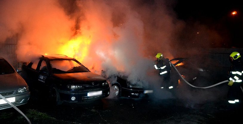 Hasiči likvidovali požár, při němž plameny spolykaly osm aut.