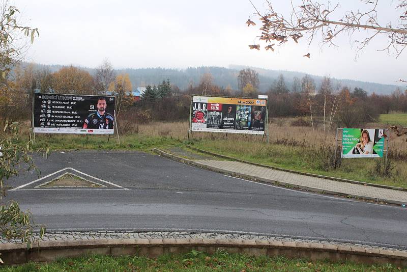 Na slepém ramenu z kruhové křižovatky zatím stojí bilboardy společností, kteří jsou nějakým způsobem napojeny na politické hnutí Karlovaráci.