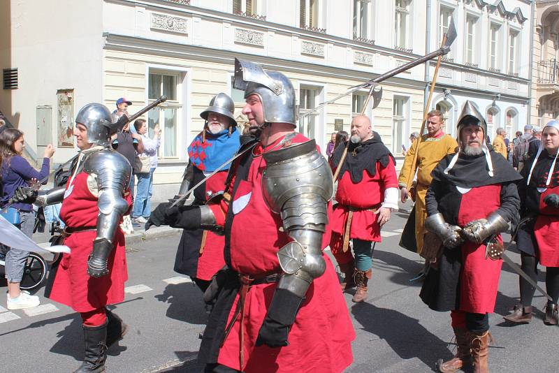 Dva roky se muselo lázeňské město obejít bez historického průvodu. Letos si to lidé užili.