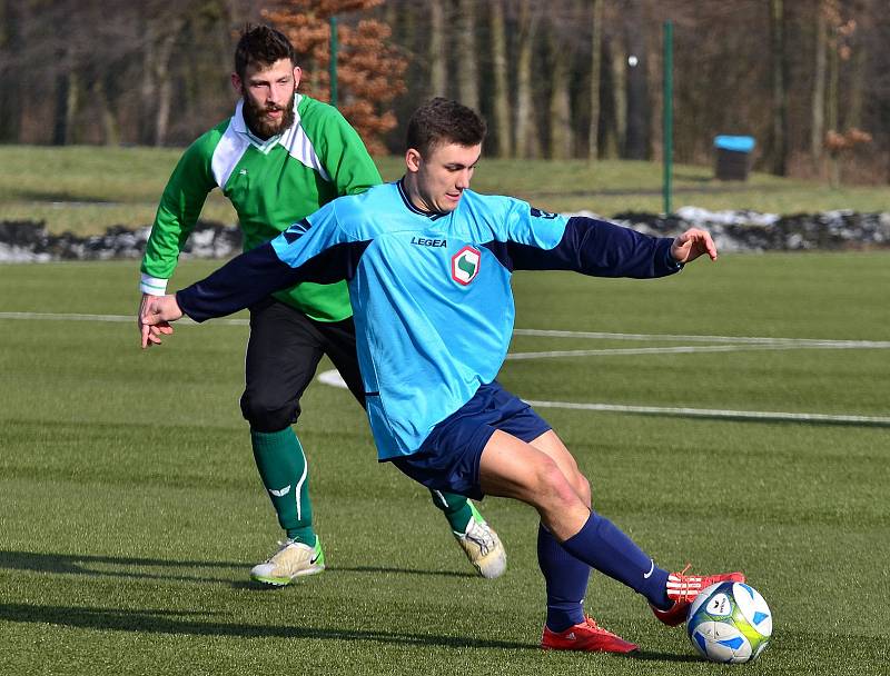 Horní Slavkov (v modrém), vedoucí tým I. A třídy, na první body na zimním turnaji v Ostrově stále čeká.