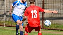 Cennou výhru 2:1 zaznamenal Ostrov (v červeném) v rámci okresního derby na půdě Staré Role (v bílém).