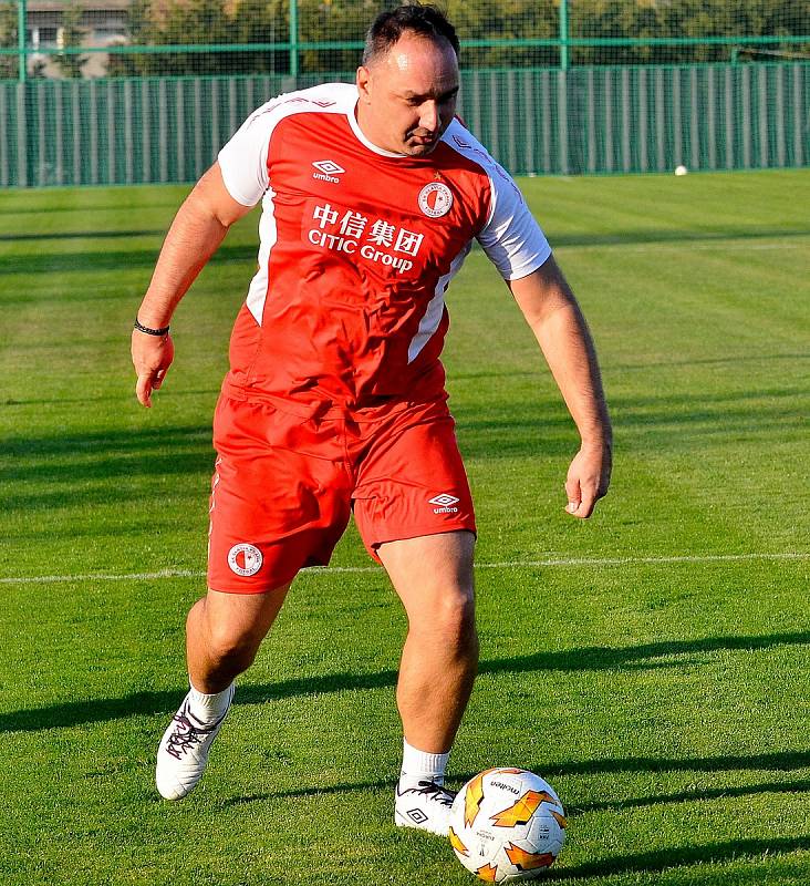 Nezapomenutelný fotbalový zážitek. Ten si připsaly na své konto v rámci projektu Kopeme za fotbal například ostrovský FK či kyselský SK. Oba týmy se totiž střetly právě s pražskou Slavií.