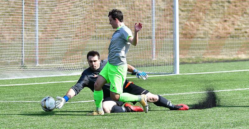 Sedlec (v šedém) vstoupil do jarní části I. B třídy výhrou 3:0 nad Habartovem.