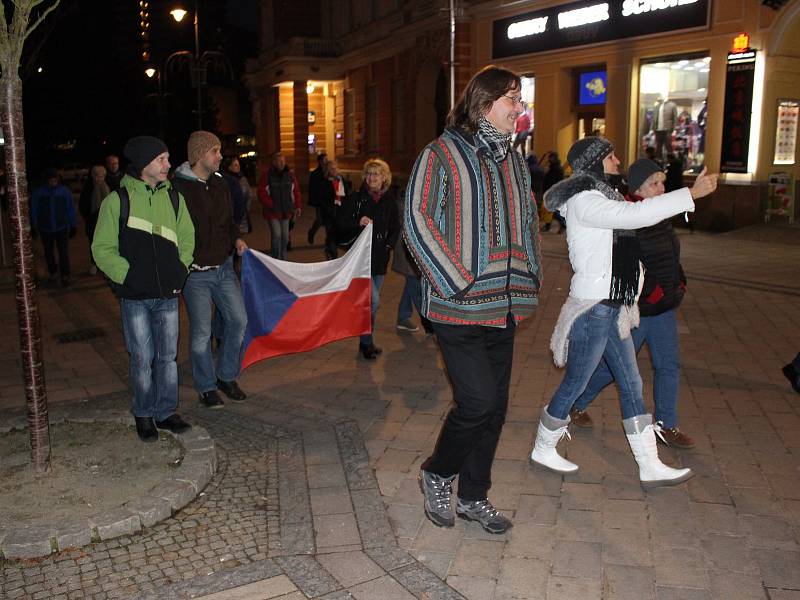 Pietní shromáždění k příležitosti událostí ze 17. listopadu 1989 u karlovarské hlavní pošty a zahájení výstavy studentských prací v rámci projektu Banáni.