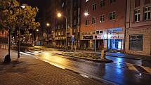 Ulice v Karlových Varech jsou po 21. hodině liduprázdné.