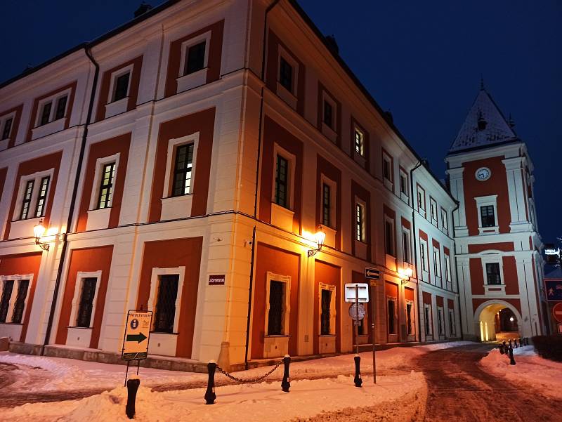 Posledních několik dní nabízí skutečné nádherné scenérie, a to nejen v takzvaném Westendu v Karlových Varech, kde se nachází i pravoslavný chrám svatého Petra a Pavla, ale i v památkově chráněné zóně v Ostrově.