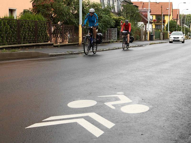 ZNAČKY PRO CYKLISTY na asfaltu řidičům aut i cyklistům připomínají, že po této silnici lze na kole překonat úsek, kde samostatná cyklostezka zatím chybí. Nově jsou po celé ulici Závodní.