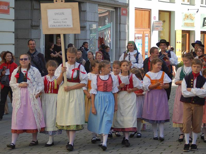 Z Karlovarského folklorního festivalu.