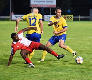 4. kolo FORTUNA ČFL, skupina A: FC Písek - FC Slavia Karlovy Vary (na snímku fotbalisté v červenobílých dresech).