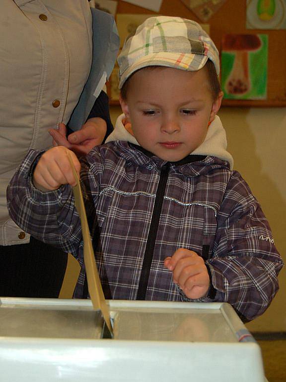 Komunální volby 2010. Volební místnost na karlovarském gymnáziu.