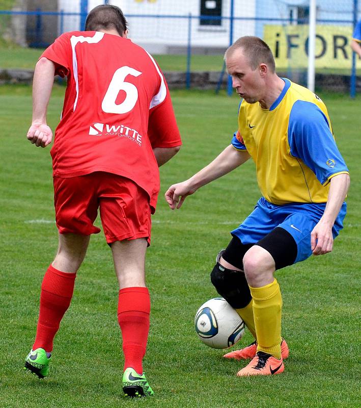 Krušnohorské derby ovládli v domácím prostředí fotbalisté Nejdku B (v červeném), když Nové Hamry pokořili vysoko 8:1.