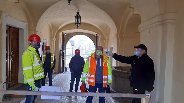 Také na bečovském hradu a zámku museli zavést přísná bezpečnostní opatření kvůli koronaviru. Zaměstnancům, kteří se podílejí na rekonstrukci hradu, je také měřena teplota.